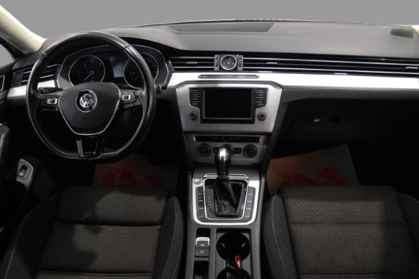 Volkswagen Passat - Image 12