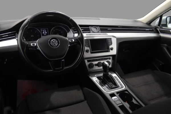 Volkswagen Passat - Image 13