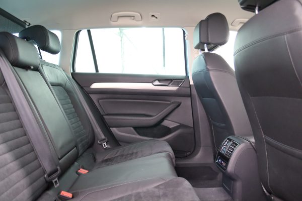 Volkswagen Passat - Image 11