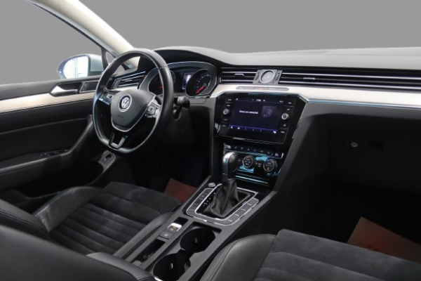 Volkswagen Passat - Image 12