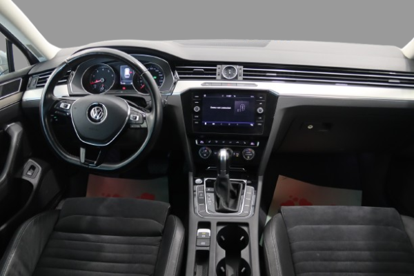 Volkswagen Passat - Image 13