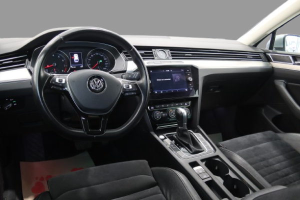 Volkswagen Passat - Image 14