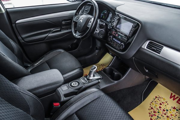 Mitsubishi Outlander - Image 22