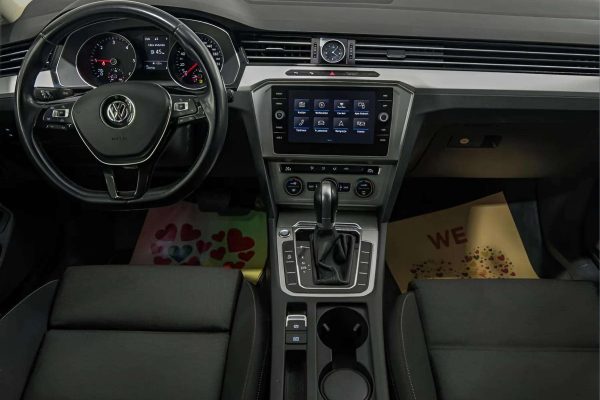 Volkswagen Passat - Image 22