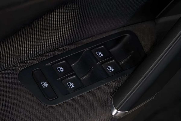 Volkswagen Golf - Image 9