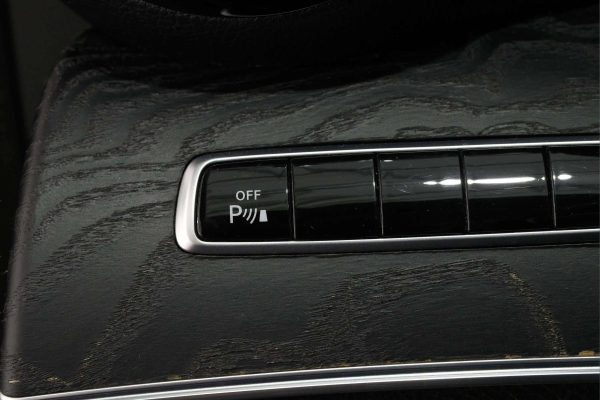 Mercedes-Benz E220 - Image 13