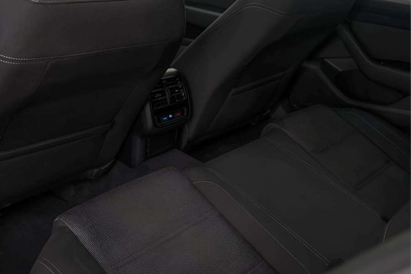 Volkswagen Passat - Image 30