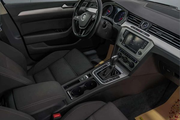 Volkswagen Passat - Image 17