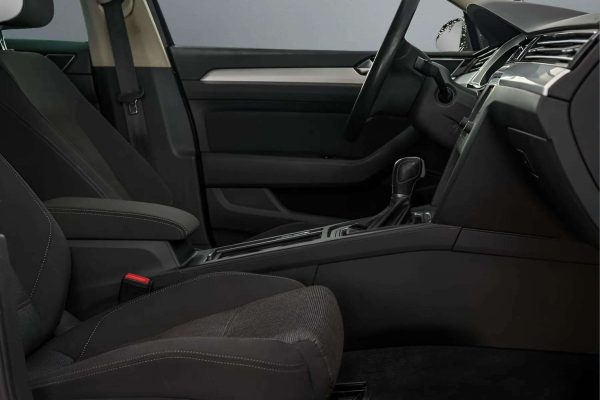Volkswagen Passat - Image 16