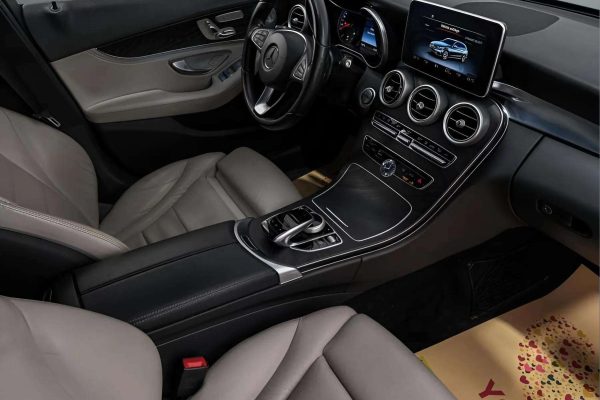 Mercedes-Benz C350 - Image 19