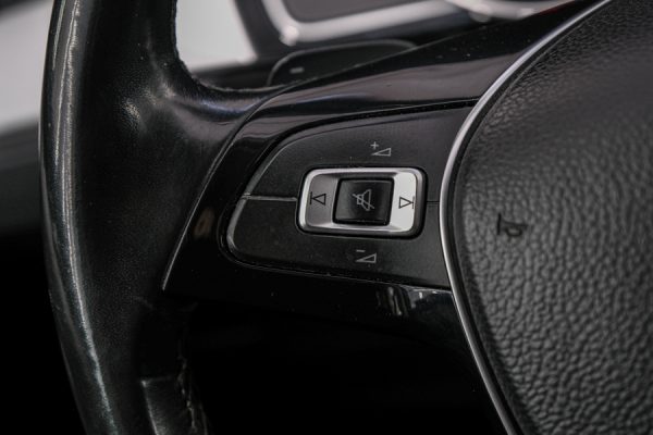 Volkswagen Passat - Image 26