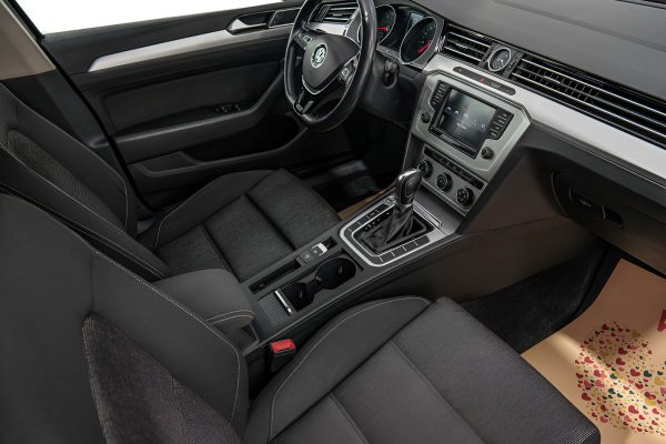 Volkswagen Passat - Image 18