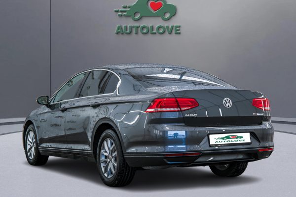 Volkswagen Passat - Image 4