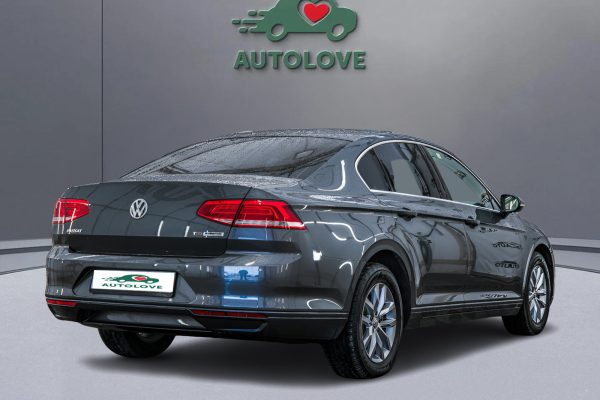 Volkswagen Passat - Image 5