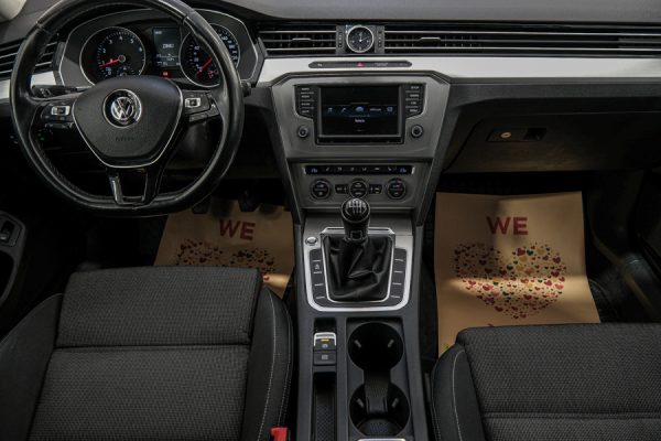 Volkswagen Passat - Image 26