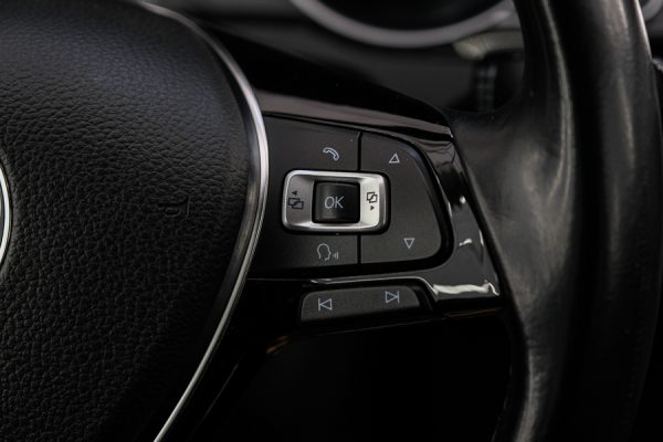 Volkswagen Passat - Image 25