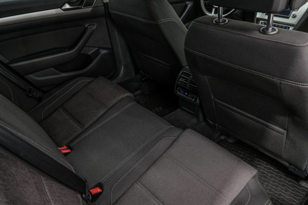 Volkswagen Passat - Image 18