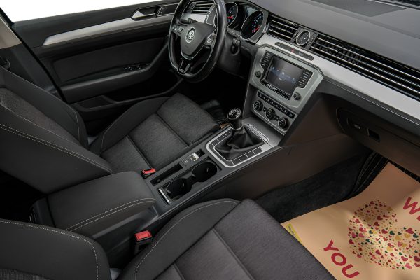 Volkswagen Passat - Image 16