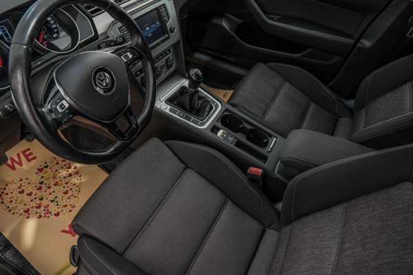 Volkswagen Passat - Image 14