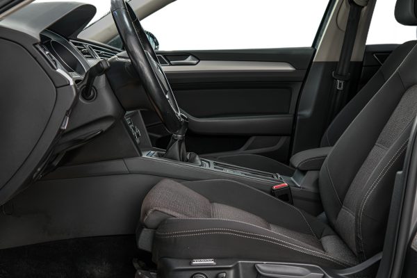 Volkswagen Passat - Image 13