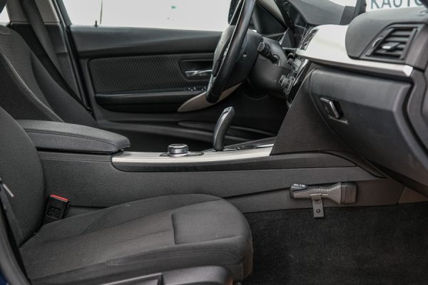 BMW 320 - Image 15