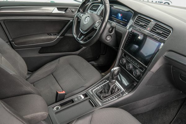 Volkswagen Golf - Image 11