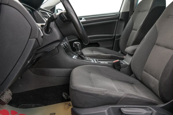 Volkswagen Golf - Image 9