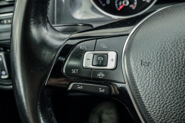 Volkswagen Golf - Image 11
